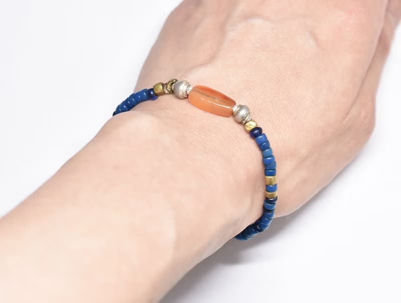 古代カーネリアンとoldチンシルバーとオリッサブラス、アンティークサックスブルーとブルービーズのブレス