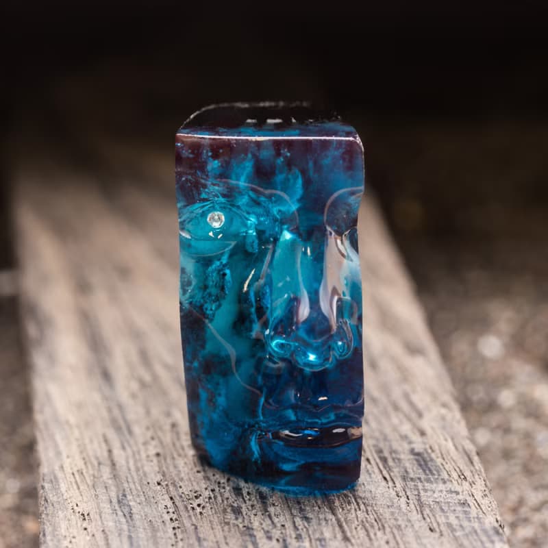木製樹脂環 大海的臉 戒指由黑色鵝耳櫪木和藍色珠寶樹脂製成