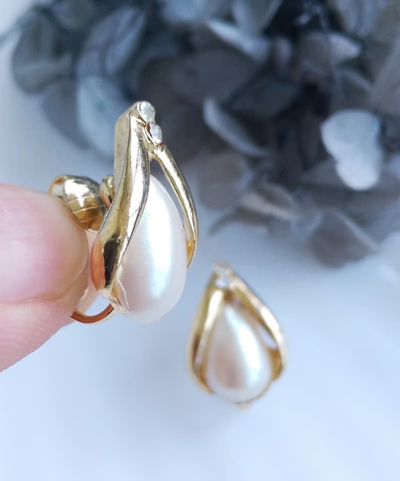 Vintage Jewelry 西洋古董飾品 AVON 秀氣優美水滴仿珠 夾式耳環