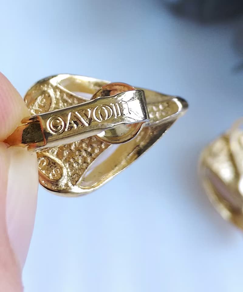 Vintage Jewelry 西洋古董飾品 AVON 秀氣優美水滴仿珠 夾式耳環