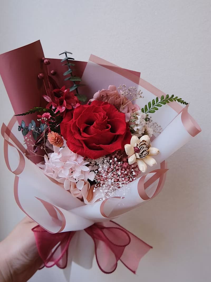 石榴紅莓 / 單朵永生玫瑰 混合花束 / 畢業 母親節 生日 台中花店