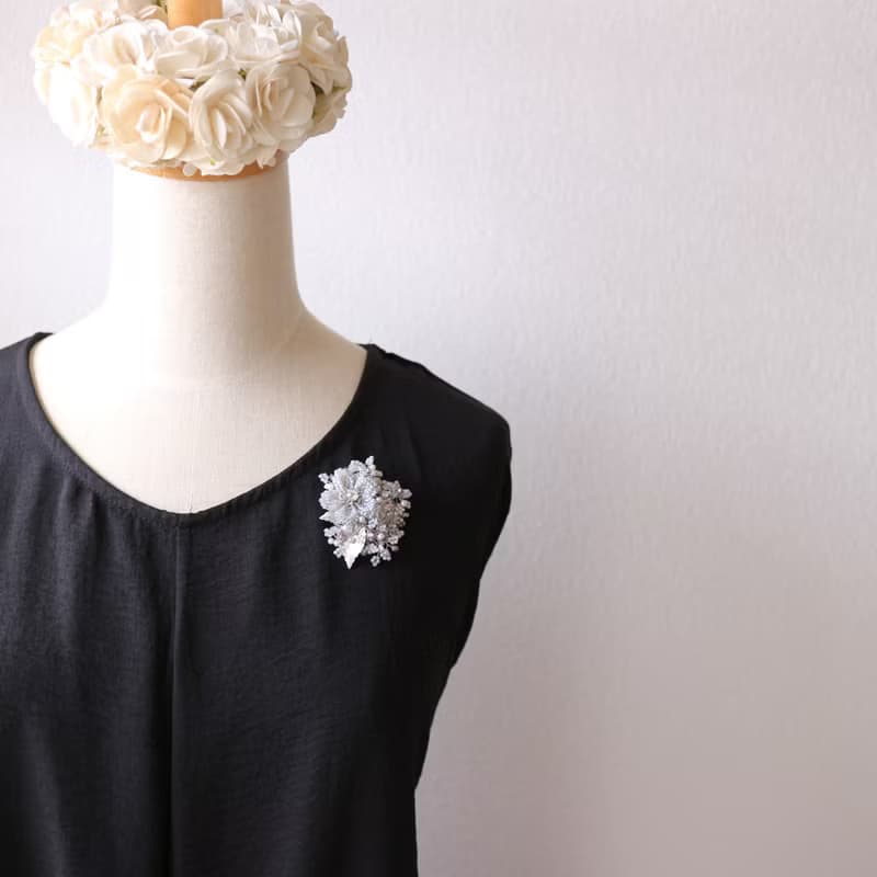 Beaded Bouquet Brooch (Ice Blue)/ビーズブーケのブローチ
