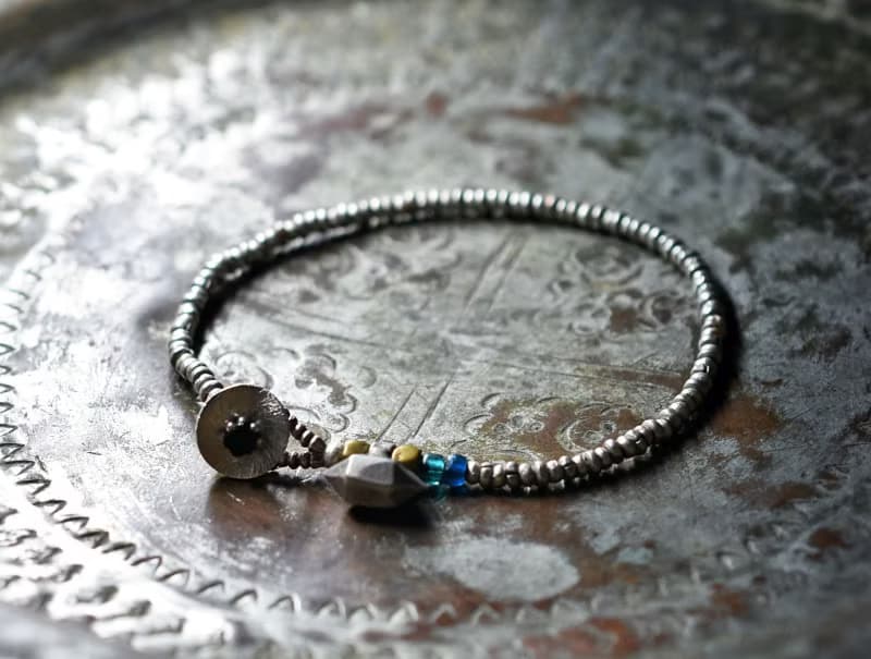 シャン族oldシルバーとカレンシルバー、oldオリッサブラス、ブルービーズ、oldアフガンメタルチャームのブレス