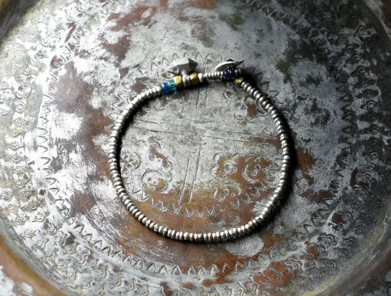 シャン族oldシルバーとカレンシルバー、oldオリッサブラス、ブルービーズ、oldアフガンメタルチャームのブレス