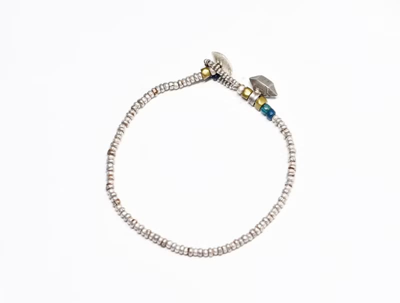 シャン族oldシルバーとカレンシルバー、oldオリッサブラス、ブルービーズ、oldアフガンメタルチャームのブレス