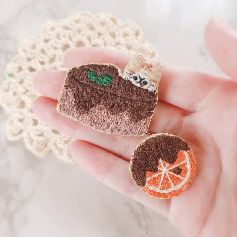 貓刺繡胸針套裝與橙巧克力和巧克力蛋糕