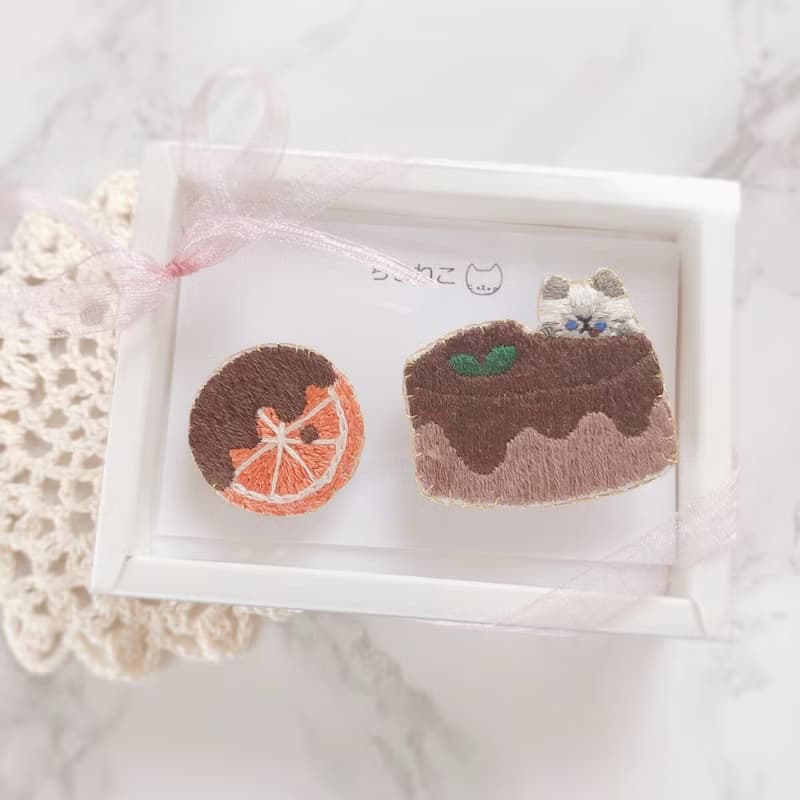 貓刺繡胸針套裝與橙巧克力和巧克力蛋糕