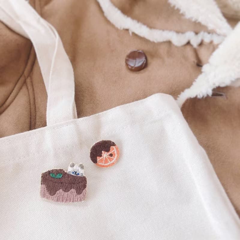 貓刺繡胸針套裝與橙巧克力和巧克力蛋糕