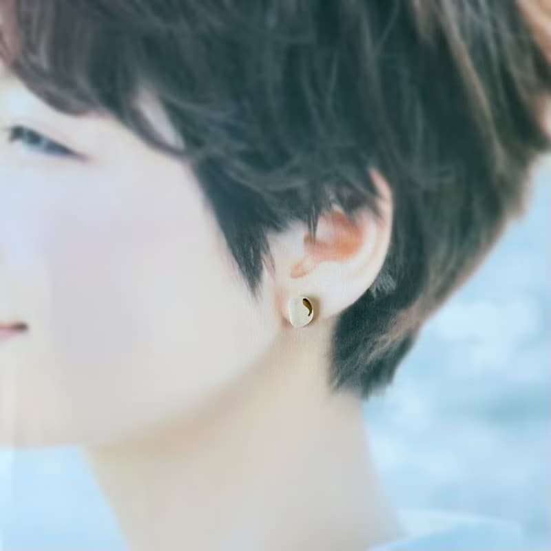 【再販】海からの贈り物 シーグラス 金継ぎ ピアス ノンホールピアス イヤリング シンプル 小さい 小ぶり ゴールド 金 ホワイト 白 ガラス オフィス 極小