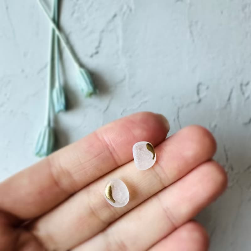 【再販】海からの贈り物 シーグラス 金継ぎ ピアス ノンホールピアス イヤリング シンプル 小さい 小ぶり ゴールド 金 ホワイト 白 ガラス オフィス 極小