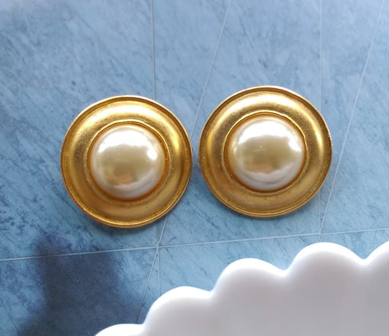 【西洋古董飾品 】金色調 典雅仿珠 啞光 大耳環 夾式耳環