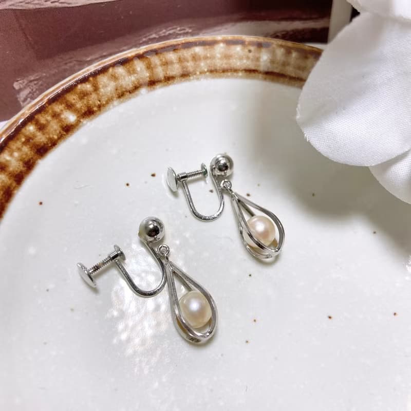 【西洋古董飾品】精巧雅緻鑲框珍珠感垂墜晃動耳環耳夾