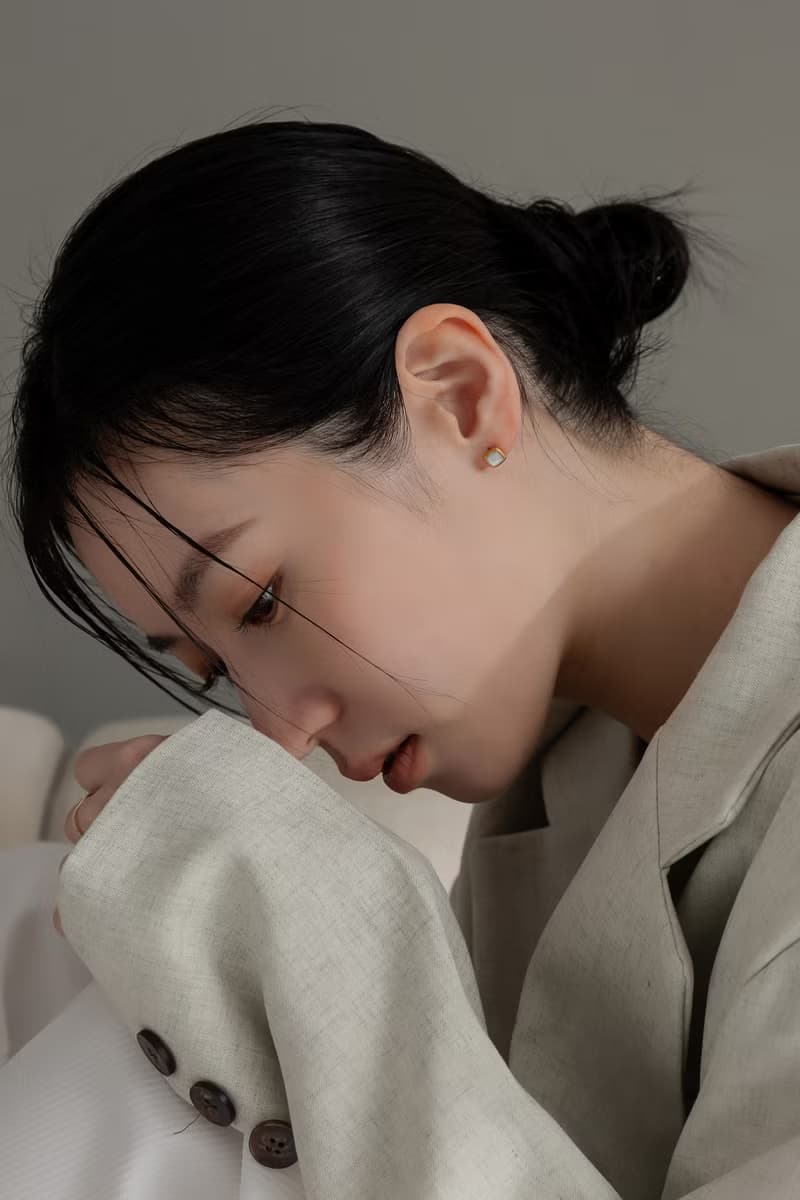 極簡方形。珍珠母貝耳環