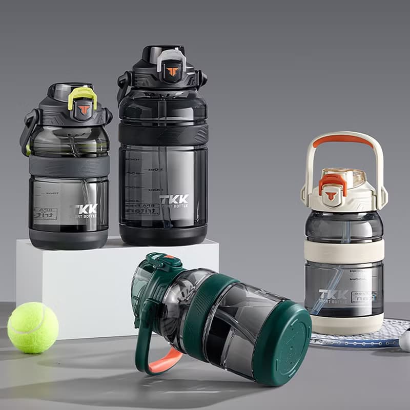 【TKK】美國進口Tritan戶外攀峰 手提+背帶運動水壺1200ML-電光白