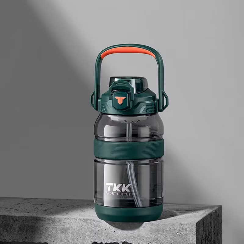 【TKK】美國進口Tritan戶外攀峰 手提+背帶運動水壺1200ML-電光白