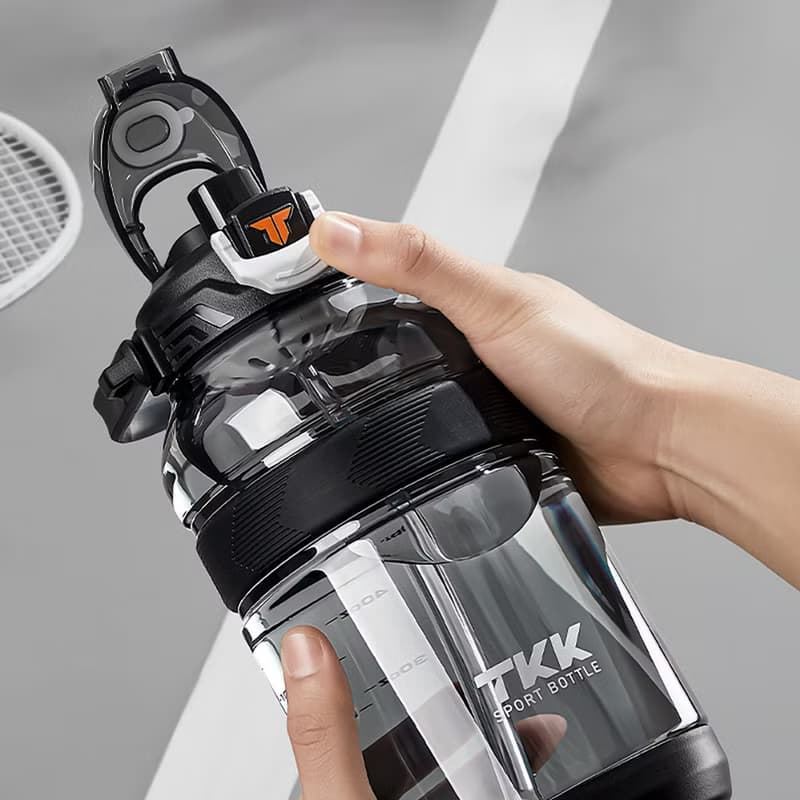 【TKK】美國進口Tritan戶外攀峰 手提+背帶運動水壺1200ML-電光白