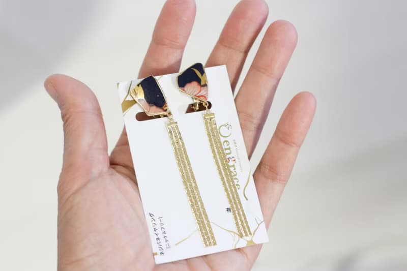 有田焼 金継ぎ　ネジバネ式イヤリング　ピンク　花柄　有田焼 金継ぎ　スウィングチェーン　揺れる　ジェエリー 伝統工芸　a2
