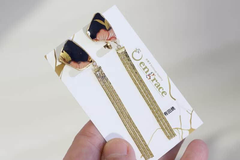 有田焼 金継ぎ　ネジバネ式イヤリング　ピンク　花柄　有田焼 金継ぎ　スウィングチェーン　揺れる　ジェエリー 伝統工芸　a2