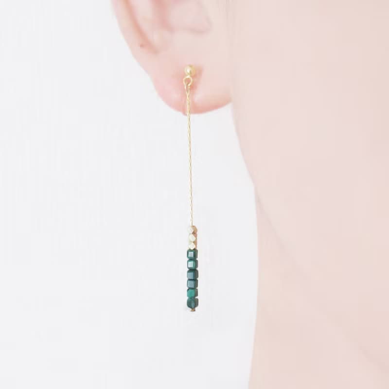 キューブマラカイトとメタルビーズのロングチェーンイヤリング、ピアス
