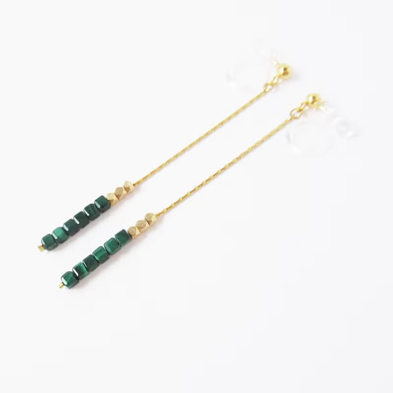 キューブマラカイトとメタルビーズのロングチェーンイヤリング、ピアス