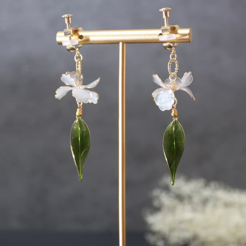 【鳶尾花之葉】 珠光白鳶尾花耳環  手工銅線樹脂 耳環/耳夾