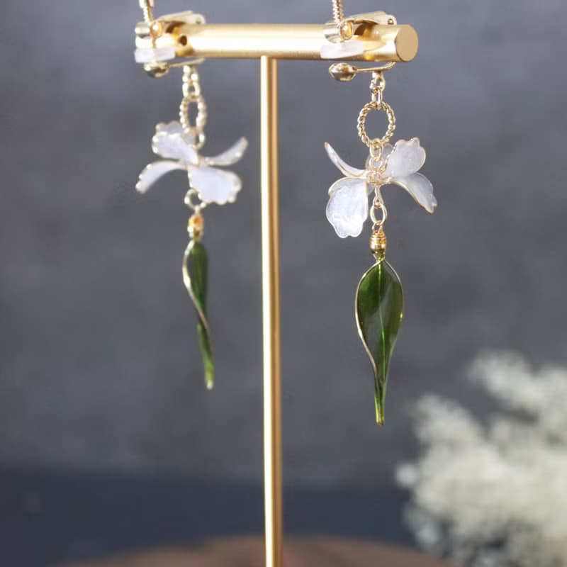 【鳶尾花之葉】 珠光白鳶尾花耳環  手工銅線樹脂 耳環/耳夾