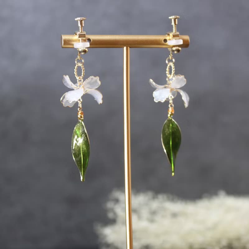【鳶尾花之葉】 珠光白鳶尾花耳環  手工銅線樹脂 耳環/耳夾