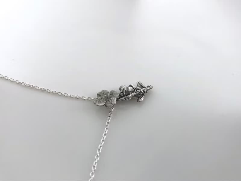 四つ葉のクローバーにつかまるカエルのペンダント