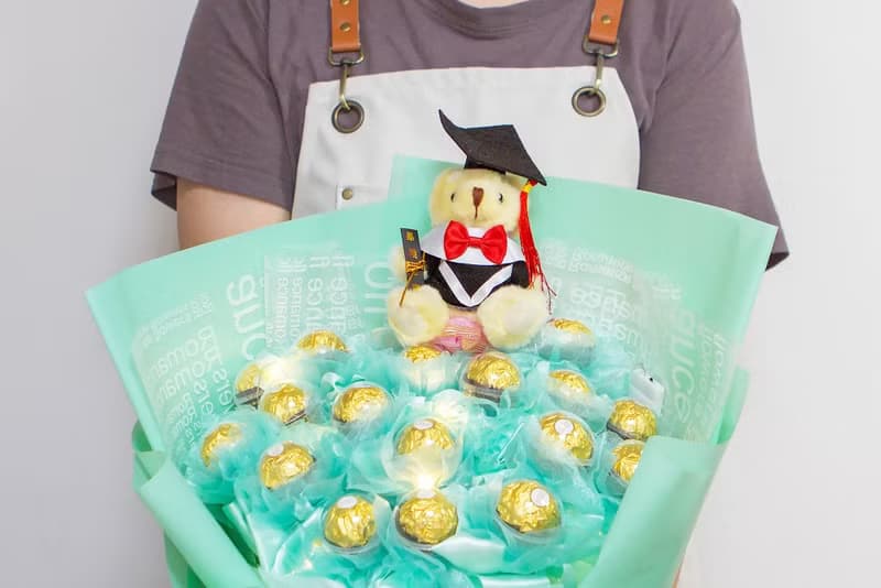 畢業花束 畢業熊+豪華版金莎18顆花束 附燈串 Tiffany綠 A012