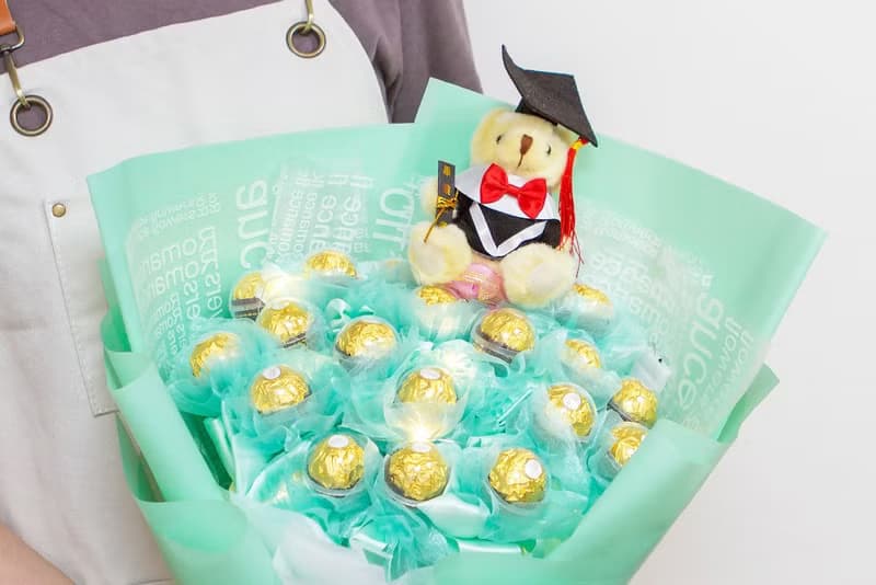 畢業花束 畢業熊+豪華版金莎18顆花束 附燈串 Tiffany綠 A012