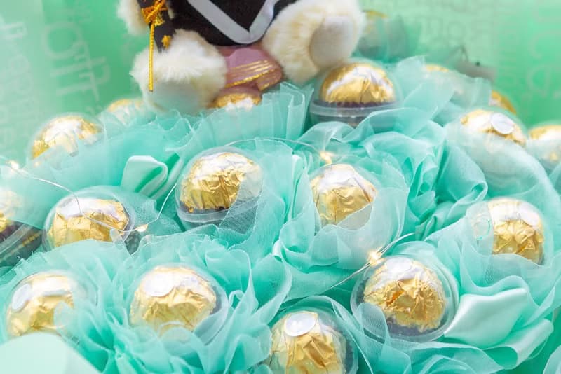 畢業花束 畢業熊+豪華版金莎18顆花束 附燈串 Tiffany綠 A012