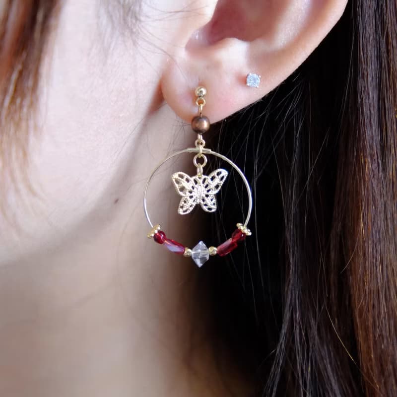Beata | Swarovski Crystals 鏤空蝴蝶復古耳環