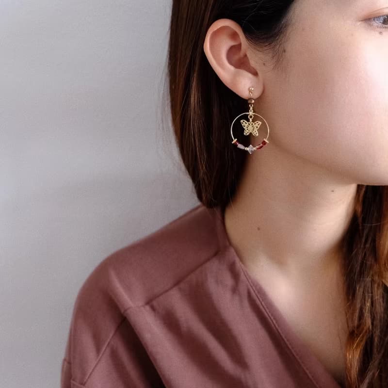 Beata | Swarovski Crystals 鏤空蝴蝶復古耳環