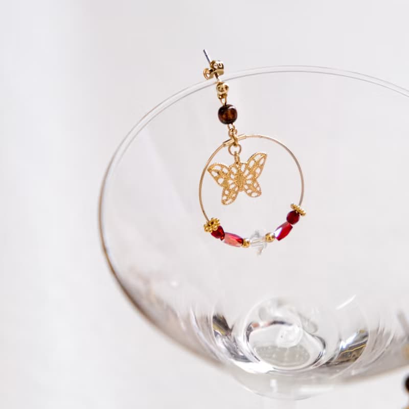 Beata | Swarovski Crystals 鏤空蝴蝶復古耳環