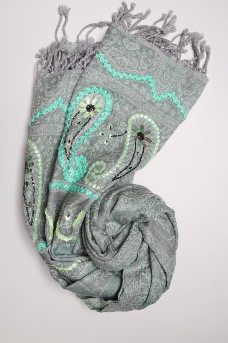 【精品禮盒】喀什米爾水煮羊毛手工刺繡圍巾披肩淺薄荷綠色釘珠款