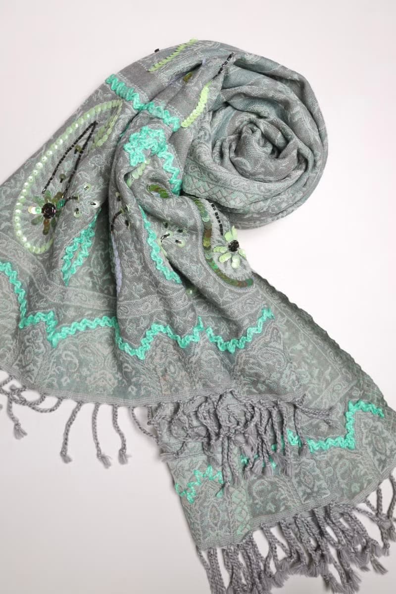 【精品禮盒】喀什米爾水煮羊毛手工刺繡圍巾披肩淺薄荷綠色釘珠款
