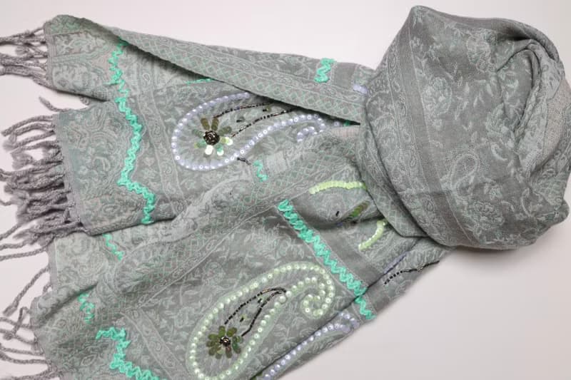 【精品禮盒】喀什米爾水煮羊毛手工刺繡圍巾披肩淺薄荷綠色釘珠款