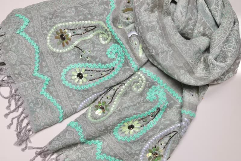 【精品禮盒】喀什米爾水煮羊毛手工刺繡圍巾披肩淺薄荷綠色釘珠款