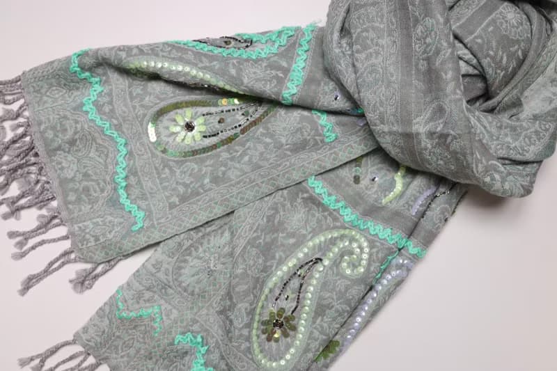 【精品禮盒】喀什米爾水煮羊毛手工刺繡圍巾披肩淺薄荷綠色釘珠款