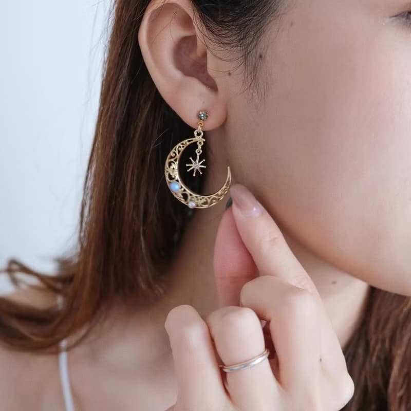 Delia | Swarovski 古典輕奢鏤空新月八角星耳環 | 小行星