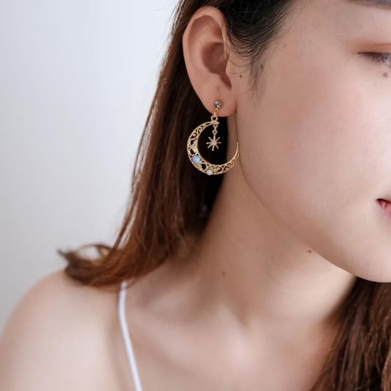 Delia | Swarovski 古典輕奢鏤空新月八角星耳環 | 小行星