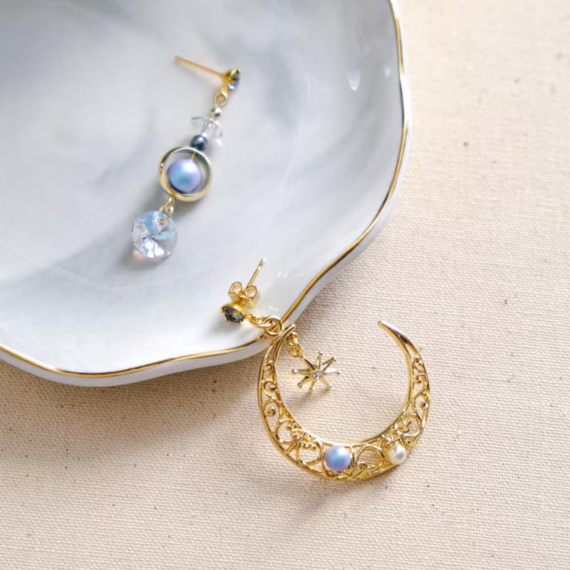 Delia | Swarovski 古典輕奢鏤空新月八角星耳環 | 小行星
