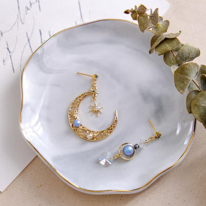 Delia | Swarovski 古典輕奢鏤空新月八角星耳環 | 小行星