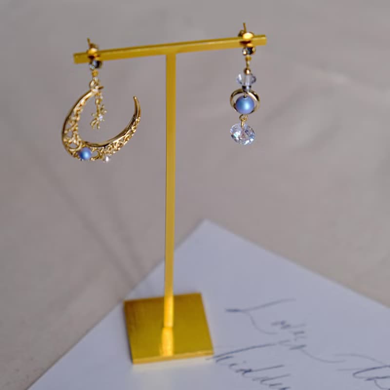 Delia | Swarovski 古典輕奢鏤空新月八角星耳環 | 小行星