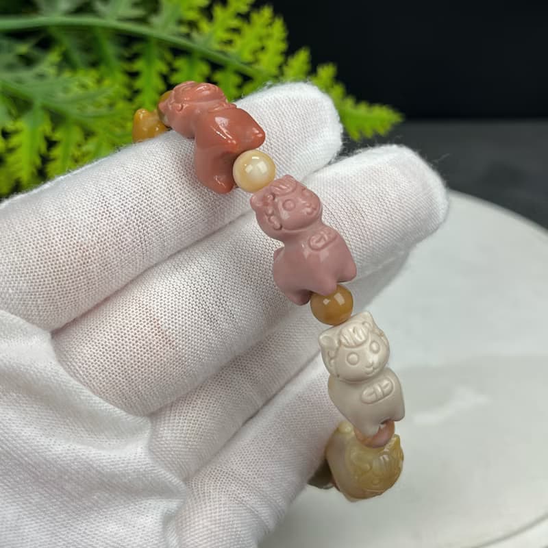 精品趣味阿拉善瑪瑙手串多彩高瓷玉化雕刻神獸羊駝單圈女財富好運