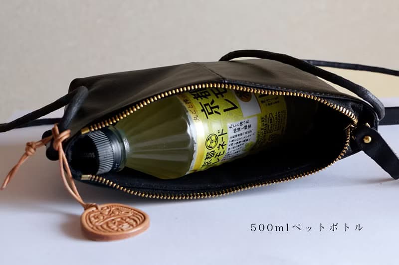 身軽本革ショルダーバッグ斜め掛けポシェットバッグ長財布収納可能　旅行ポーチ　ブラック　軽いバッグ