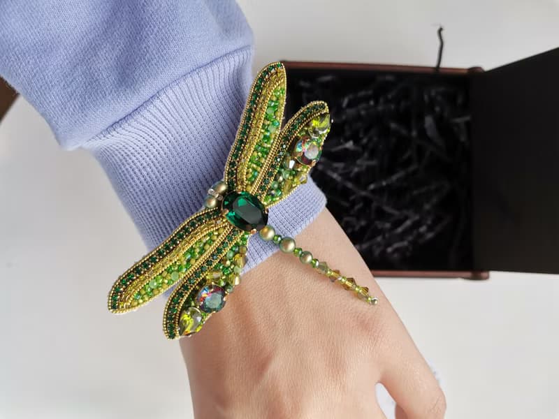 蜻蜓 Green Dragonfly jewelry brooch with crystals.