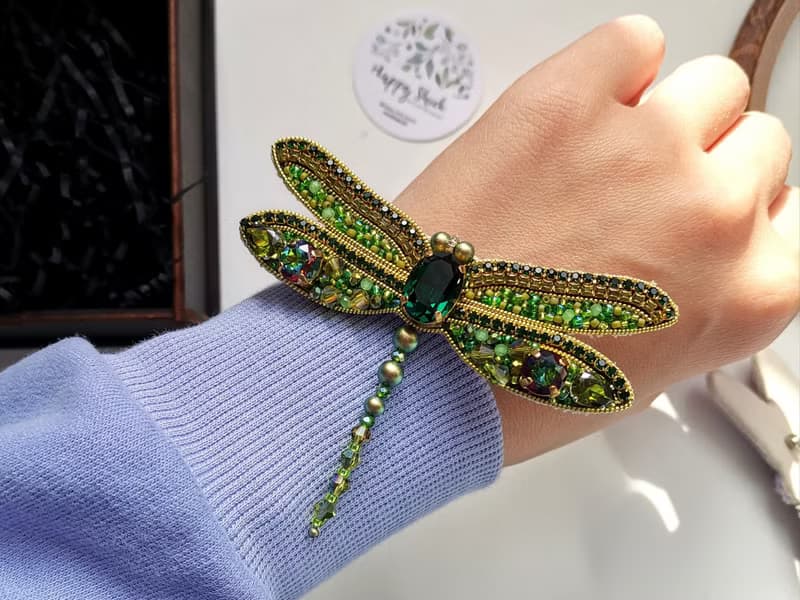蜻蜓 Green Dragonfly jewelry brooch with crystals.