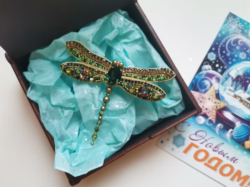 蜻蜓 Green Dragonfly jewelry brooch with crystals.