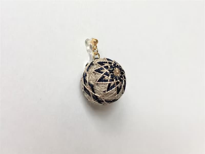 日本的傳統工藝 手鞠球 刺繡 耳環 幾何 米色 深藍